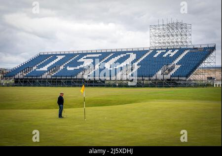 Die Zuschauertribüne neben den 1. und 18. Löchern während des Open Media Day in St. Andrews. Die Open 150. in St Andrews werden die größten in der langen Geschichte der Meisterschaft sein, mit rekordverdächtigen 290.000 Fans, die ab dem 10-17. Juli auf dem weltbekannten Old Course teilnehmen werden. Bilddatum: Dienstag, 26. April 2022. Stockfoto