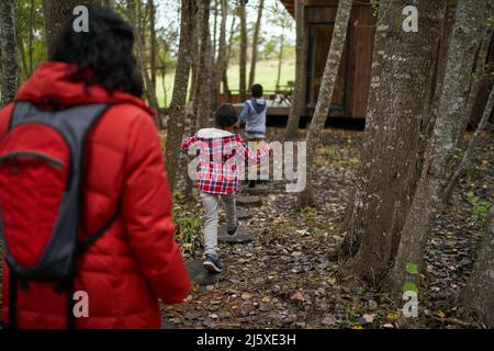 Familie, die nach einer Wanderung im Wald in die Hütte zurückkehrt Stockfoto