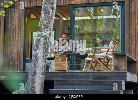 Glückliche Familie vor der Hütte Stockfoto