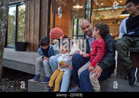 Familie entspannend draußen Hütte Stockfoto