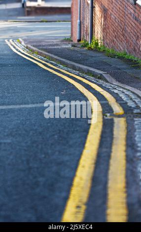 Doppelte gelbe Linien Einparkmöglichkeit Stockfoto