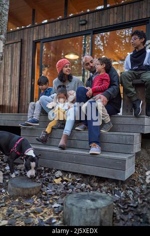 Familie reden und entspannen auf der Hütte Terrasse Stockfoto