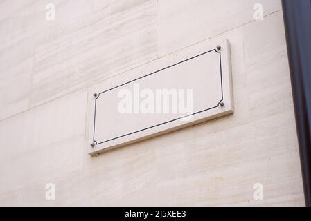 Leeres Straßenschild an einer weißen Steinfassade. Altstadt Straße Stockfoto