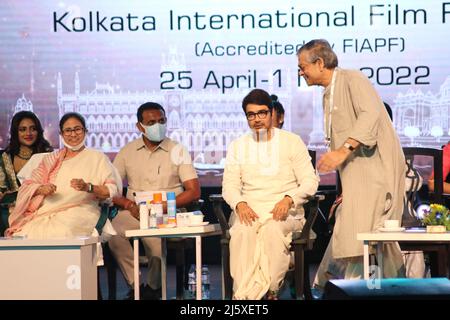 Kalkutta, Westbengalen, Indien. 25. April 2022. Der indische Filmregisseur Sandip Ray ( links ) Er ist das einzige Kind des berühmten bengalischen Regisseurs Satyajit Ray mit dem bengalischen Chief Minister Mamata Banerjee ( links ) und dem Schauspieler Prosenjit Chatterjee (Mitte) während des Internationalen Filmfestivals Kolkata 27. in Nazrul Mancha am 25. April 2022 in Kalkutta, Indien.die westbengalische Chefministerin Mamata Banerjee eröffnete am Montag das Kolkata International Film Festival (KIFF) 27. mit der Gewissheit, dass das bengalische Kino seinen Ruhm in der Vergangenheit wiedererlangt hat. Chief Minister sagte nach der Eröffnung des Festivals. Sie sagte 163 f Stockfoto