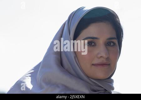 Portrait schöne junge muslimische Frau in Hijab Stockfoto