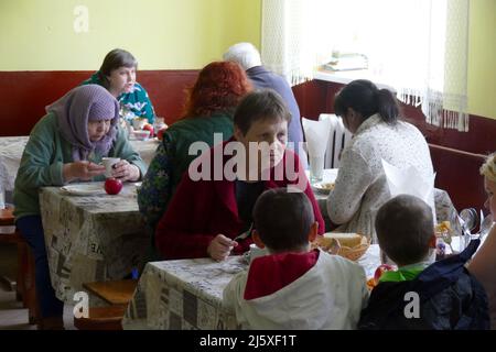 DOVHOPOLE, UKRAINE - 25. APRIL 2022 - Vertriebene aus der Region Kiew essen in der Kantine einer örtlichen Schule im Dorf Dowhopole, Ivano-Frankivsk Regio Stockfoto