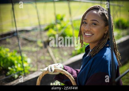 Portrait glücklich junge Frau im Garten Stockfoto
