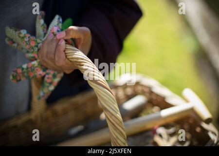 Nahaufnahme Frau hält Gartenkorb Stockfoto