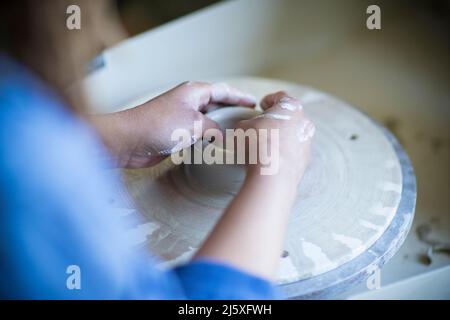 Nahaufnahme einer Künstlerin am Töpferrad Stockfoto