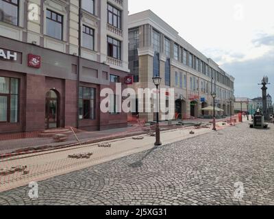 Geschlossene Straße während der Reparatur und Fliesenaustausch in der europäischen Stadt an sonnigen Tagen. Russland, Omsk, 15.05.2019 Stockfoto