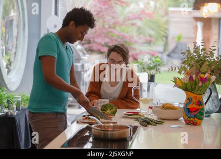 Glückliches Paar in Küche Stockfoto