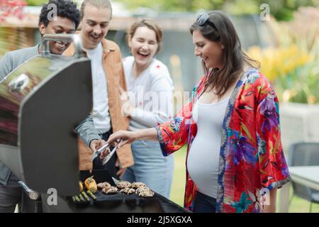 Freunde grillen Gemüse auf der Terrasse Stockfoto