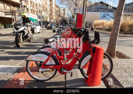 Barcelona, Spanien - 07. Jan 2022: Elektrofahrräder des städtischen Verkehrs- und Mobilitätsdienstes Bicing, an einer Absammlungs- und Aufladestelle des Smo Stockfoto