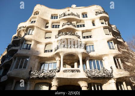 Barcelona, Spanien - 07. Jan 2022: Gesamtansicht der Fassade des berühmten Gebäudes La Pedrera-Casa Mila, von Architekt Antoni Gaudi, in modernistischen gebaut Stockfoto