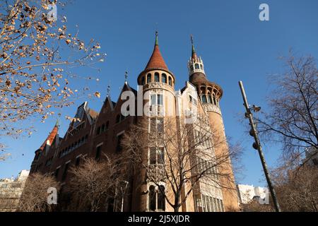 Barcelona, Spanien - 07. Jan 2022: Gesamtansicht der Casa de Terradas, oder Casa de les Punxes, im modernistischen Stil, entworfen vom Architekten Josep Puig i Cadaf Stockfoto