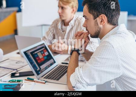 Team Young Professionals, die im Büro diskutieren. Stockfoto
