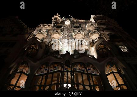 Barcelona, Spanien - 07. Jan 2022: Gesamtansicht bei Nacht, mit der beleuchteten Fassade, des berühmten Gebäudes Casa Batllo, vom Architekten Antoni Gaudi, BU Stockfoto