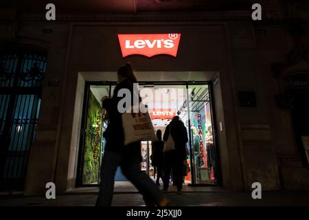 Barcelona, Spanien - 07. Jan 2022: Bekleidungsgeschäft Levi's oder Levi Strauss & Co. Am Paseo de Gracia, einer der Hauptstraßen der Stadt Stockfoto