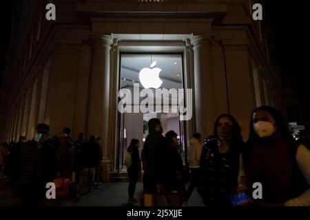 Barcelona, Spanien - 07. Jan 2022: Apple iphones und Elektronikgeschäft, in Paseo de Gracia, einer der Hauptstraßen der Stadt, mit Plaza Catalunya Stockfoto