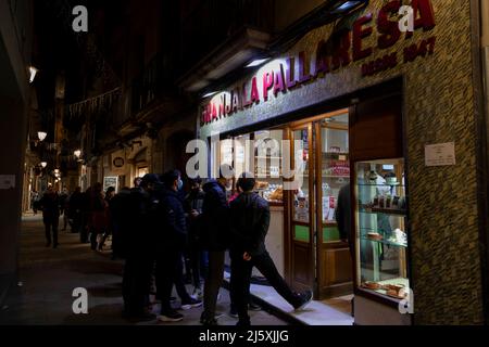 Barcelona, Spanien - 07. Jan 2022: Granja la Pallaresa, ein Schokoladen- und Churroladen im Gotischen Viertel von Barcelona, an dem eine Schlange von Kunden wartet Stockfoto