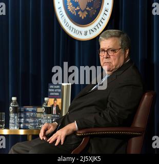 25. April 2022 - Simi Valley, Kalifornien, USA - BILL BARR, ehemaliger US-Generalanwalt, im Gespräch mit dem ehemaligen Generalanwalt der Vereinigten Staaten, Ted Olson, während der ersten Veranstaltung der Reagan Book Club Series in der Reagan Presidential Library. Barrs Buch 'One Damn Thing After Another: Memoirs of an Attorney Genera'' wurde kürzlich veröffentlicht.(Bildquelle: © Brian Cahn/ZUMA Press Wire) Stockfoto