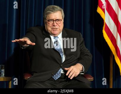 25. April 2022 - Simi Valley, Kalifornien, USA - BILL BARR, ehemaliger US-Generalanwalt, im Gespräch mit dem ehemaligen Generalanwalt der Vereinigten Staaten, Ted Olson, während der ersten Veranstaltung der Reagan Book Club Series in der Reagan Presidential Library. Barrs Buch 'One Damn Thing After Another: Memoirs of an Attorney Genera'' wurde kürzlich veröffentlicht.(Bildquelle: © Brian Cahn/ZUMA Press Wire) Stockfoto