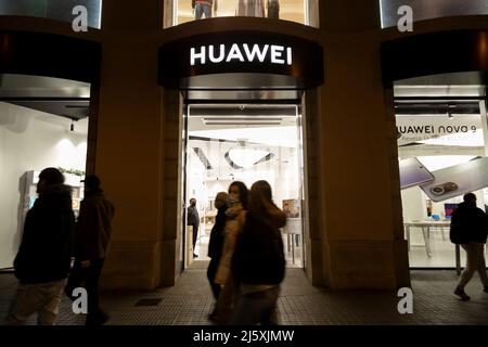 Barcelona, Spanien - 07. Jan 2022: Smartphone- und Elektronikgeschäft des chinesischen Unternehmens Huawei auf der berühmten Plaza Catalunya Stockfoto