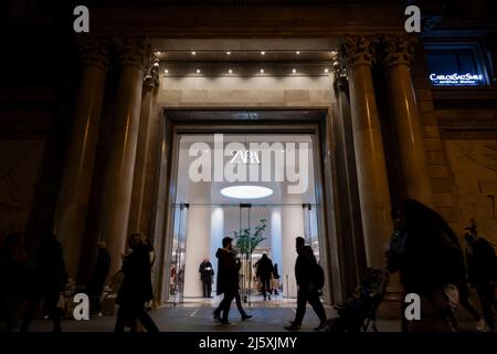 Barcelona, Spanien - 07. Jan 2022: Das Bekleidungsgeschäft Zara im Besitz von Inditex befindet sich am Paseo de Gracia, einer der Hauptstraßen der Stadt Stockfoto