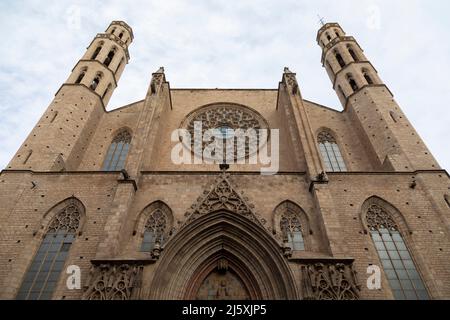 Barcelona, Spanien - 08. Jan 2022: Gesamtansicht der Fassade der gotischen Kirche Santa Maria del Mar aus dem 14.. Jahrhundert, eines der religiösen Gebäude Stockfoto