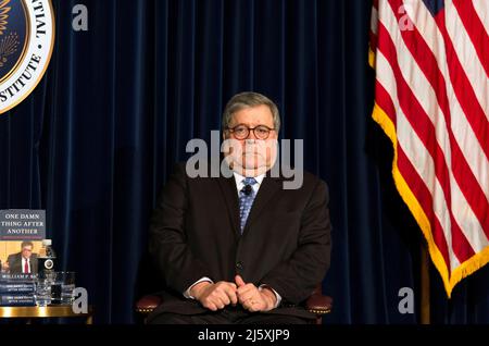 Simi Valley, Kalifornien, USA. 25. April 2022. BILL BARR, ehemaliger US-Generalanwalt, im Gespräch mit Ted Olson, dem ehemaligen Generalanwalt der Vereinigten Staaten, während der ersten Veranstaltung der Reagan Book Club Series in der Reagan Presidential Library. Barrs Buch 'One Damn Thing After Another: Memoirs of an Attorney Genera'' wurde kürzlich veröffentlicht.(Bildquelle: © Brian Cahn/ZUMA Press Wire) Stockfoto