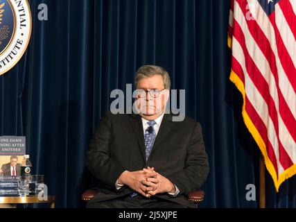 Simi Valley, Kalifornien, USA. 25. April 2022. BILL BARR, ehemaliger US-Generalanwalt, im Gespräch mit Ted Olson, dem ehemaligen Generalanwalt der Vereinigten Staaten, während der ersten Veranstaltung der Reagan Book Club Series in der Reagan Presidential Library. Barrs Buch 'One Damn Thing After Another: Memoirs of an Attorney Genera'' wurde kürzlich veröffentlicht.(Bildquelle: © Brian Cahn/ZUMA Press Wire) Stockfoto