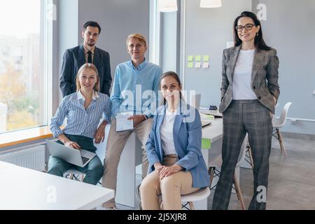 Porträt eines erfolgreichen Geschäftsteams, das die Kamera anschaut. Stockfoto