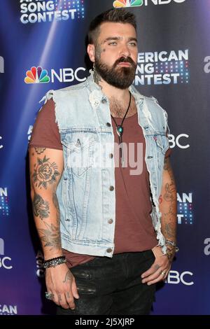 Universal City, USA. 25. April 2022. LOS ANGELES - APR 25: Hueston beim AmericaÕs Song Contest Halbfinale Red Carpet in den Universal Studios am 25. April 2022 in Universal City, CA (Foto von Katrina Jordan/Sipa USA) Quelle: SIPA USA/Alamy Live News Stockfoto