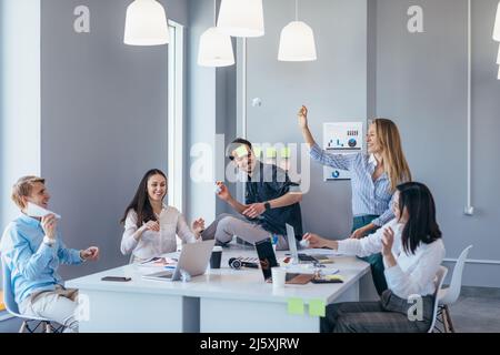 Geschäftsleute, die im Büro spielen und Spaß haben Stockfoto