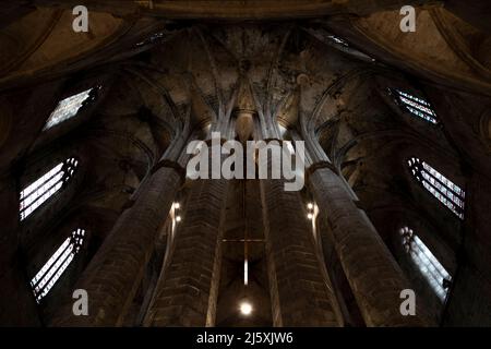 Barcelona, Spanien - 08. Jan 2022: Gesamtansicht der Bögen, Säulen und fliegenden Strebepfeiler in der gotischen Basilika Santa Mar aus dem 14.. Jahrhundert Stockfoto