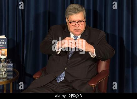 Simi Valley, Kalifornien, USA. 25. April 2022. BILL BARR, ehemaliger US-Generalanwalt, im Gespräch mit Ted Olson, dem ehemaligen Generalanwalt der Vereinigten Staaten, während der ersten Veranstaltung der Reagan Book Club Series in der Reagan Presidential Library. Barrs Buch 'One Damn Thing After Another: Memoirs of an Attorney Genera'' wurde kürzlich veröffentlicht.(Bildquelle: © Brian Cahn/ZUMA Press Wire) Stockfoto