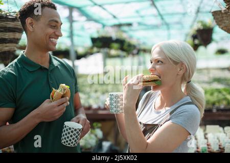 Glückliche Besitzer von Gartenladen genießen die Mittagspause Stockfoto