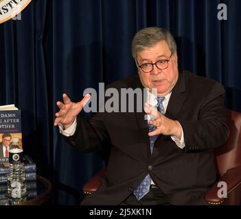 Simi Valley, Kalifornien, USA. 25. April 2022. BILL BARR, ehemaliger US-Generalanwalt, im Gespräch mit Ted Olson, dem ehemaligen Generalanwalt der Vereinigten Staaten, während der ersten Veranstaltung der Reagan Book Club Series in der Reagan Presidential Library. Barrs Buch 'One Damn Thing After Another: Memoirs of an Attorney Genera'' wurde kürzlich veröffentlicht.(Bildquelle: © Brian Cahn/ZUMA Press Wire) Stockfoto