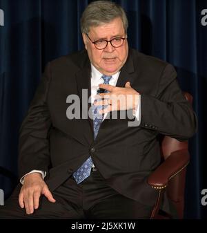 Simi Valley, Kalifornien, USA. 25. April 2022. BILL BARR, ehemaliger US-Generalanwalt, im Gespräch mit Ted Olson, dem ehemaligen Generalanwalt der Vereinigten Staaten, während der ersten Veranstaltung der Reagan Book Club Series in der Reagan Presidential Library. Barrs Buch 'One Damn Thing After Another: Memoirs of an Attorney Genera'' wurde kürzlich veröffentlicht.(Bildquelle: © Brian Cahn/ZUMA Press Wire) Stockfoto