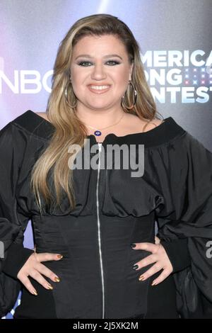 Universal City, USA. 25. April 2022. LOS ANGELES - APR 25: Kelly Clarkson beim America's Song Contest Halbfinale Red Carpet in den Universal Studios am 25. April 2022 in Universal City, CA (Foto von Katrina Jordan/Sipa USA) Credit: SIPA USA/Alamy Live News Stockfoto