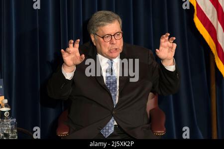 Simi Valley, Kalifornien, USA. 25. April 2022. BILL BARR, ehemaliger US-Generalanwalt, im Gespräch mit Ted Olson, dem ehemaligen Generalanwalt der Vereinigten Staaten, während der ersten Veranstaltung der Reagan Book Club Series in der Reagan Presidential Library. Barrs Buch 'One Damn Thing After Another: Memoirs of an Attorney Genera'' wurde kürzlich veröffentlicht.(Bildquelle: © Brian Cahn/ZUMA Press Wire) Stockfoto