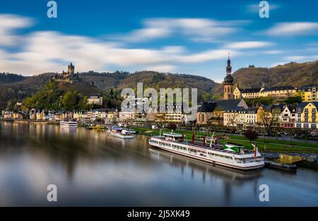 Altstadt und die Burg Cochem Reichsburg an der Mosel in Deutschland Stockfoto