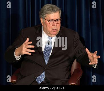 Simi Valley, Kalifornien, USA. 25. April 2022. BILL BARR, ehemaliger US-Generalanwalt, im Gespräch mit Ted Olson, dem ehemaligen Generalanwalt der Vereinigten Staaten, während der ersten Veranstaltung der Reagan Book Club Series in der Reagan Presidential Library. Barrs Buch 'One Damn Thing After Another: Memoirs of an Attorney Genera'' wurde kürzlich veröffentlicht.(Bildquelle: © Brian Cahn/ZUMA Press Wire) Stockfoto