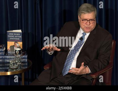 Simi Valley, Kalifornien, USA. 25. April 2022. BILL BARR, ehemaliger US-Generalanwalt, im Gespräch mit Ted Olson, dem ehemaligen Generalanwalt der Vereinigten Staaten, während der ersten Veranstaltung der Reagan Book Club Series in der Reagan Presidential Library. Barrs Buch 'One Damn Thing After Another: Memoirs of an Attorney Genera'' wurde kürzlich veröffentlicht.(Bildquelle: © Brian Cahn/ZUMA Press Wire) Stockfoto