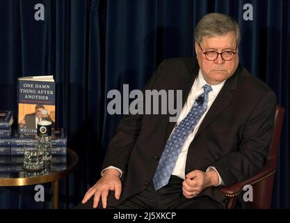 Simi Valley, Kalifornien, USA. 25. April 2022. BILL BARR, ehemaliger US-Generalanwalt, im Gespräch mit Ted Olson, dem ehemaligen Generalanwalt der Vereinigten Staaten, während der ersten Veranstaltung der Reagan Book Club Series in der Reagan Presidential Library. Barrs Buch 'One Damn Thing After Another: Memoirs of an Attorney Genera'' wurde kürzlich veröffentlicht.(Bildquelle: © Brian Cahn/ZUMA Press Wire) Stockfoto