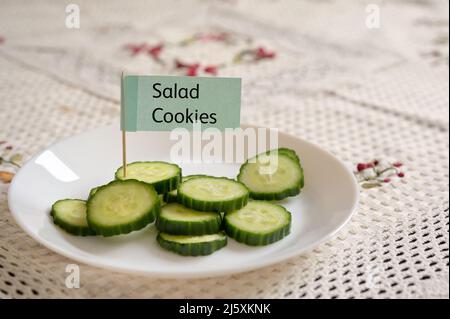 Hausgemachte frische Salatplätzchen von Juicy Cucumber Stockfoto