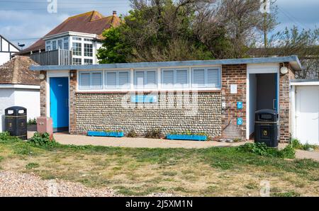 South Strand Community Toiletten, eine öffentliche Toilette oder Bequemlichkeit, die mit Gemeinschaftsspenden bezahlt wird. In South Strand, East Preston, West Sussex, Großbritannien. Stockfoto