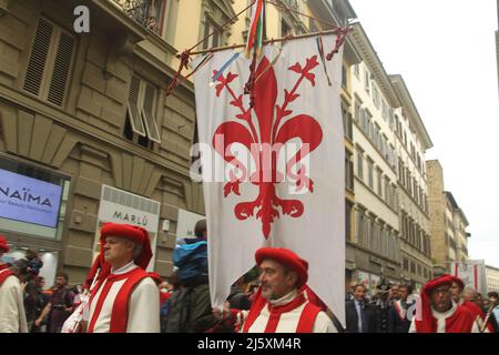 Florenz, Toscana/Florenz, 25. April 2022, Italien: Demonstration in Florenz, um das Ende der Besatzung und die Befreiung vom Nazi-Faschismus am 25. April 1945 zu feiern.im Bild ein GV der Demonstration (Bild: © Salvatore Esposito/Pacific Press via ZUMA Press Wire) Stockfoto