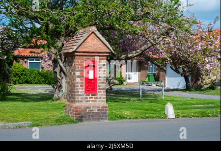 Rechteckiger roter Royal Mail-Briefkasten oder Briefkasten in einer Ziegelsäule in einem Privatbesitz in West Sussex, England, Großbritannien. Stockfoto