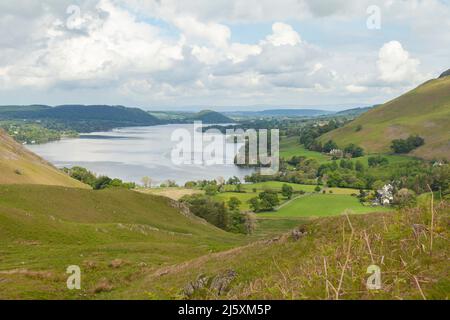 Berglandschaft und Lake Ullswater, der zweitgrößte See im Lake District, im Norden Englands, in der Grafschaft Cumbria, Großbritannien Stockfoto